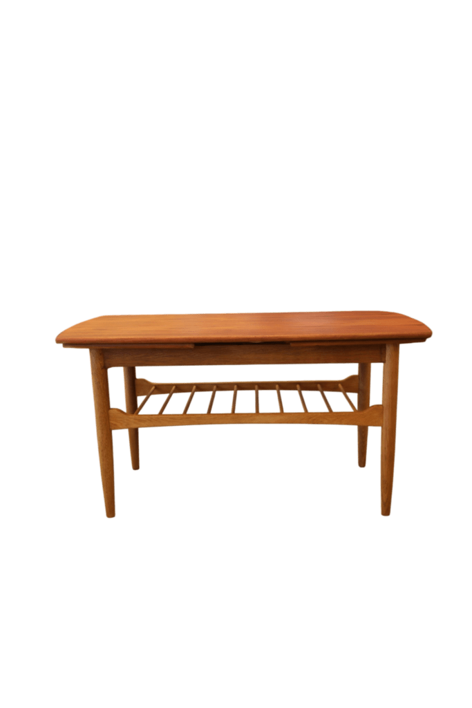 Danskt utdragbart soffbord i teak och ek med tidningshylla. 104x52x54+2x36 cm
