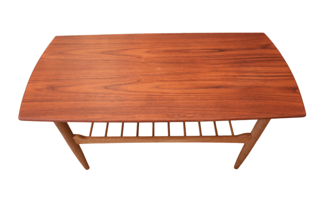 Danskt utdragbart soffbord i teak och ek med tidningshylla. 104x52x54+2x36 cm