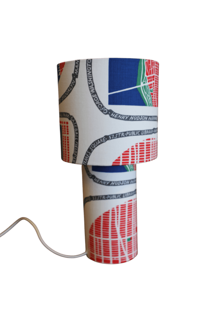 Bordslampa i Josef Franks Manhattan för Svenskt Tenn. 50 cm hög
