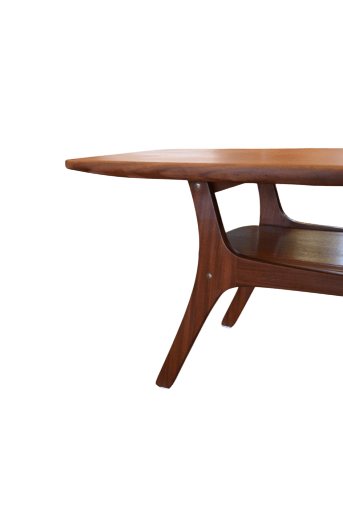 Danskt soffbord i teak med tidningshylla från 1960-talet. 140x51x53 cm