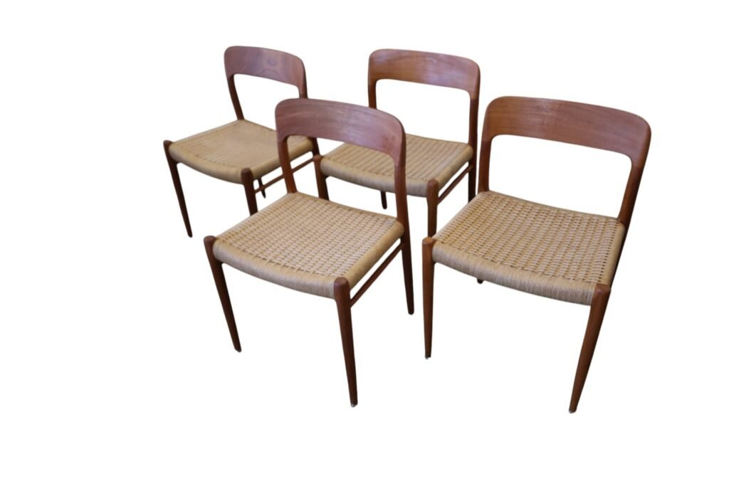 Niels Møller modell 75 stol i teak och flätad sits. 50 cm bred