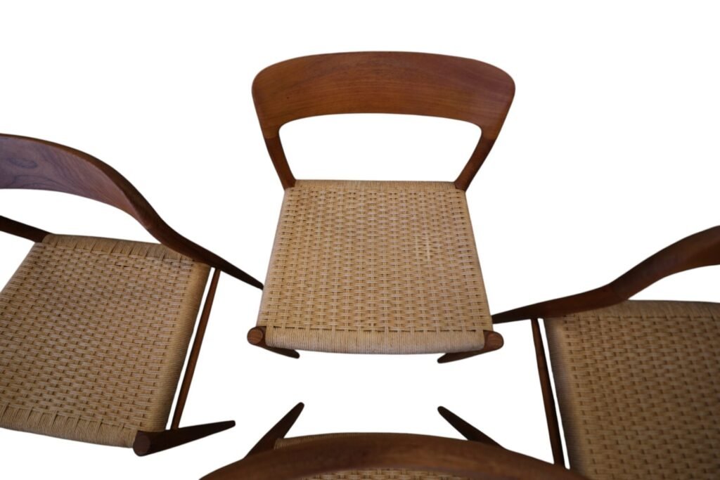 Niels Møller modell 75 stol i teak och flätad sits. 50 cm bred