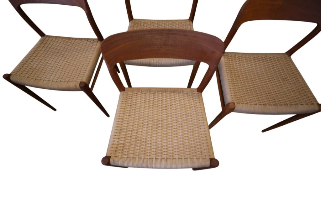 Niels Møller modell 75 stol i teak och flätad sits. 50 cm bred