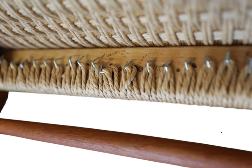 Niels Møller modell 75 stol i teak och flätad sits. 50 cm bred