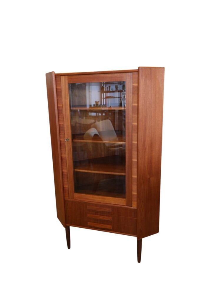 Gunni Omann Danmark hörnvitrinskåp i teak. 89x57x146 cm