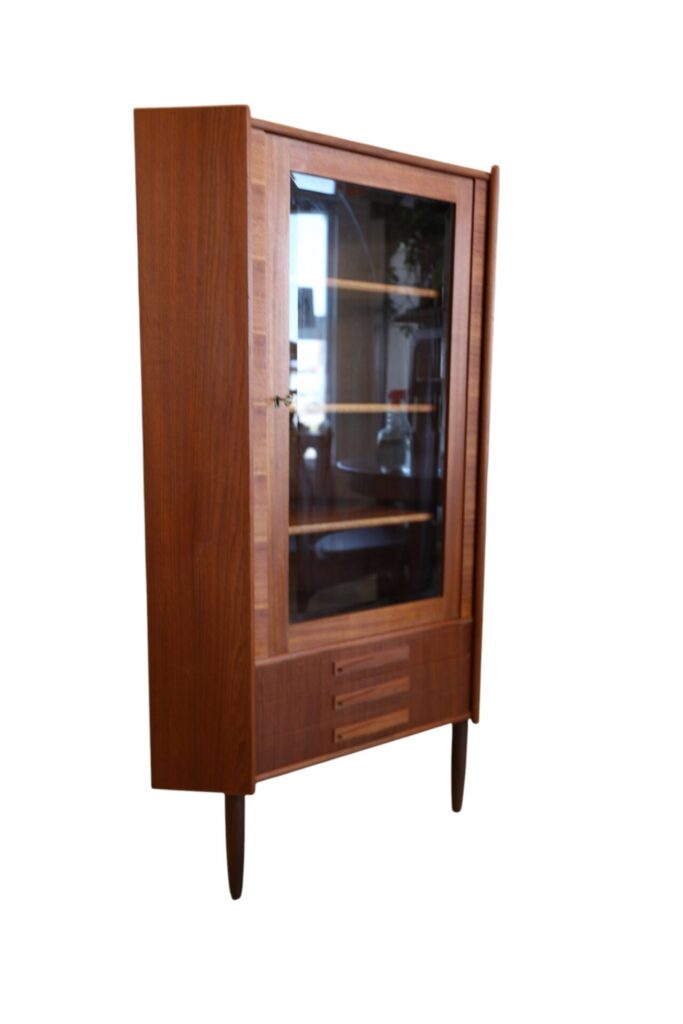 Gunni Omann Danmark hörnvitrinskåp i teak. 89x57x146 cm