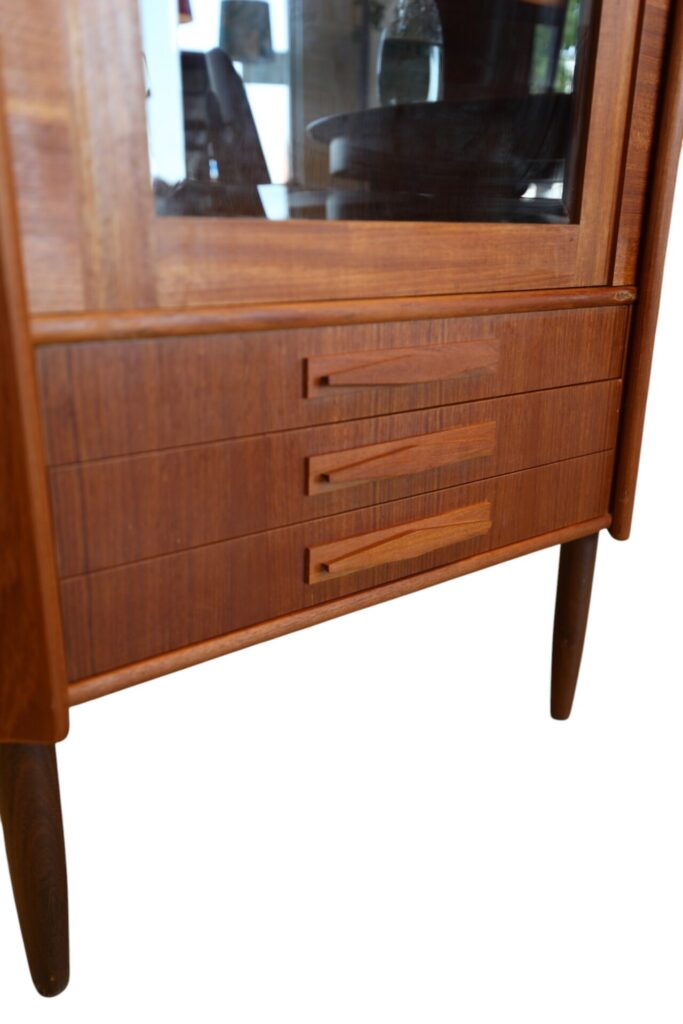 Gunni Omann Danmark hörnvitrinskåp i teak. 89x57x146 cm