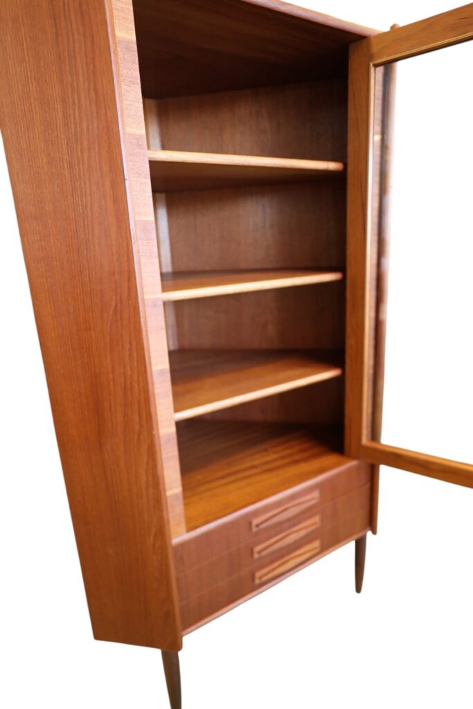 Gunni Omann Danmark hörnvitrinskåp i teak. 89x57x146 cm