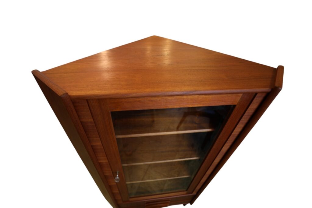 Gunni Omann Danmark hörnvitrinskåp i teak. 89x57x146 cm
