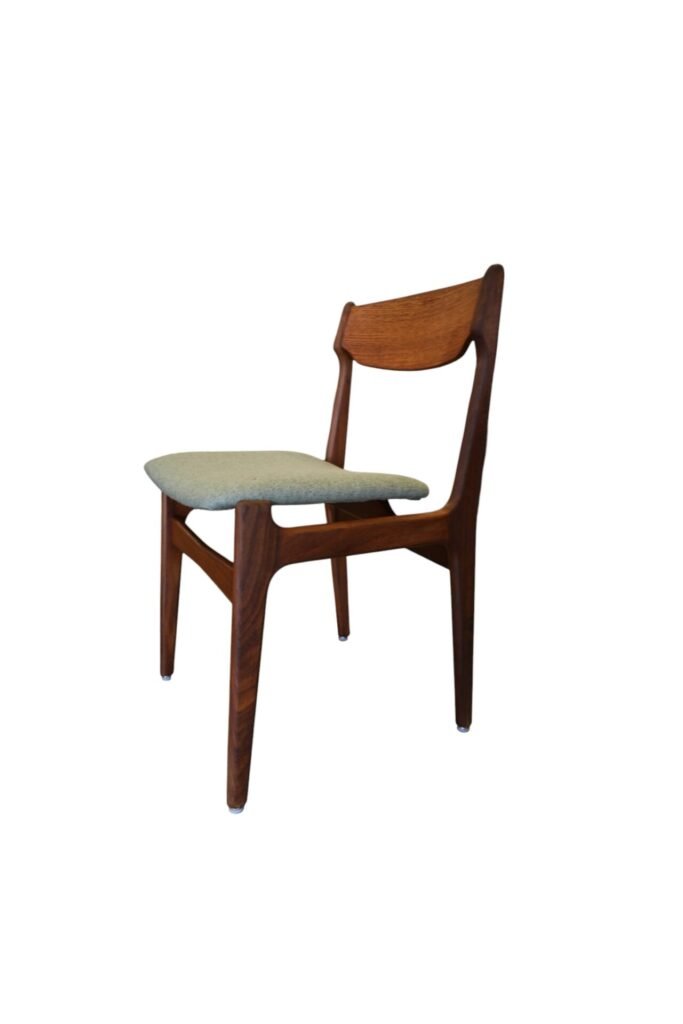 Erik Buch stol i teak med svävande sits. 47 cm bred