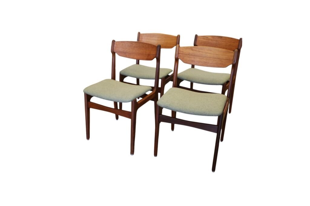 Erik Buch stol i teak med svävande sits. 47 cm bred