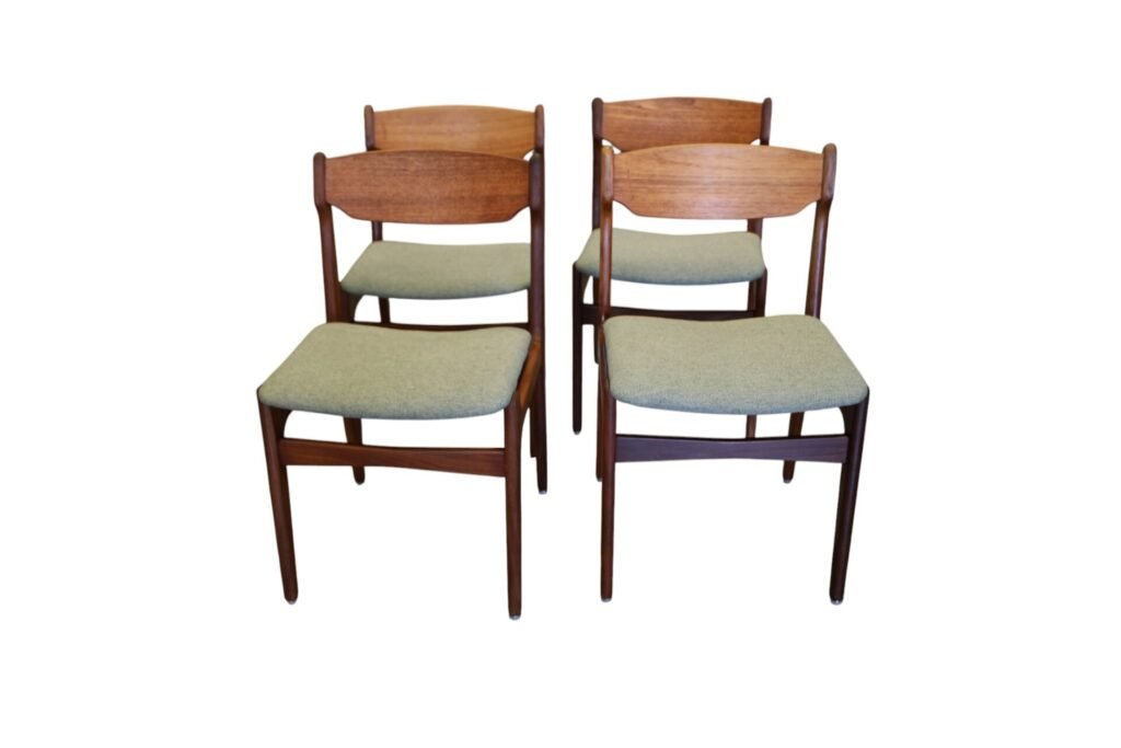 Erik Buch stol i teak med svävande sits. 47 cm bred