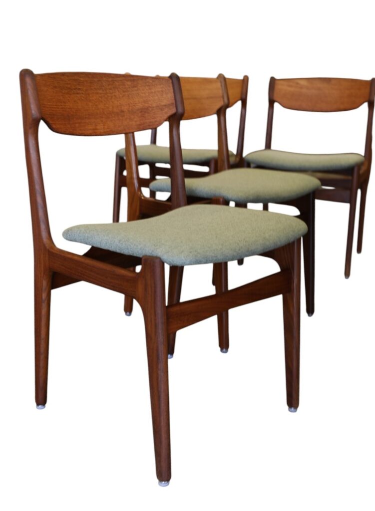 Erik Buch stol i teak med svävande sits. 47 cm bred