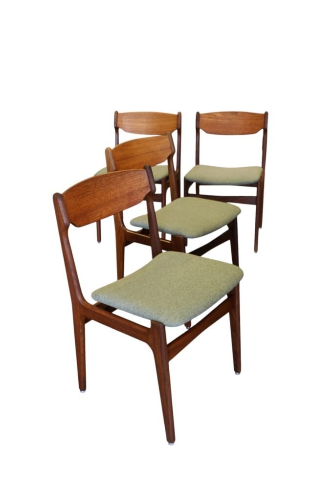 Erik Buch stol i teak med svävande sits. 47 cm bred