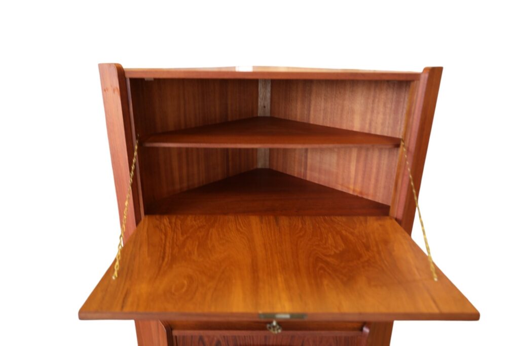 Hörnskåp med barskåp i teak av Gunni Omann för Omann Jun. 84x56x123 cm