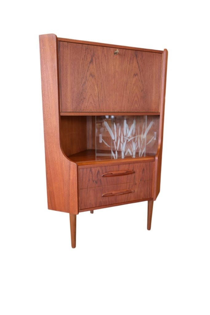 Hörnskåp med barskåp i teak av Gunni Omann för Omann Jun. 84x56x123 cm