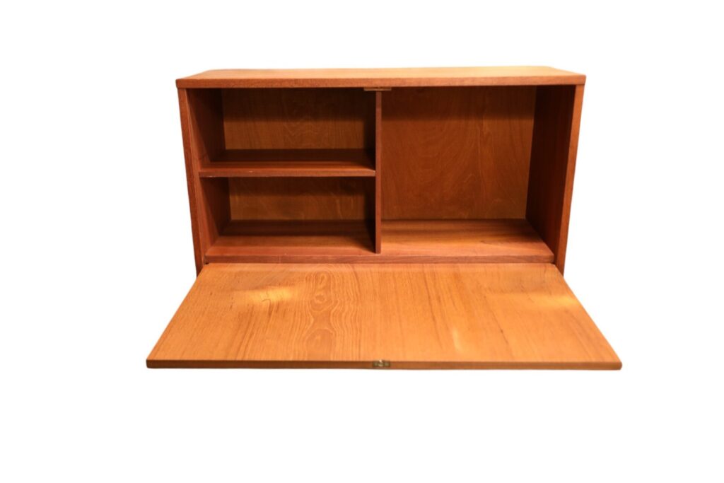 Danskt vägghängt skåp i teak med fällucka. 76x31x43 cm