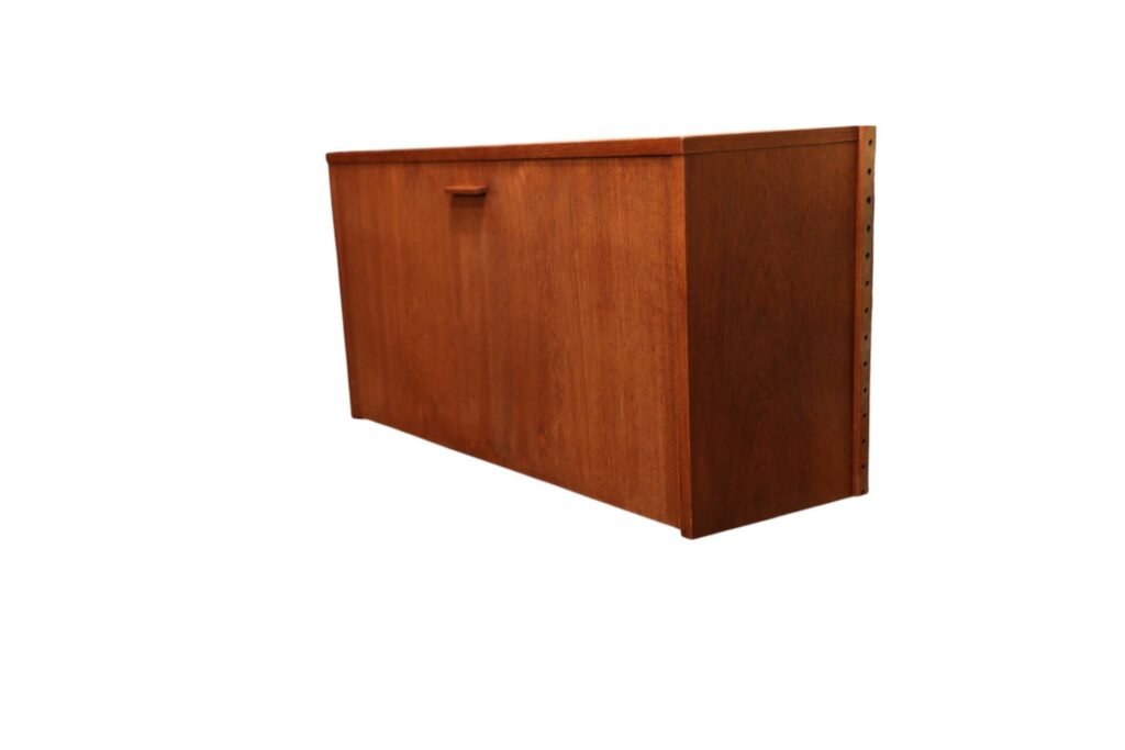 Danskt vägghängt skåp i teak med fällucka. 76x31x43 cm