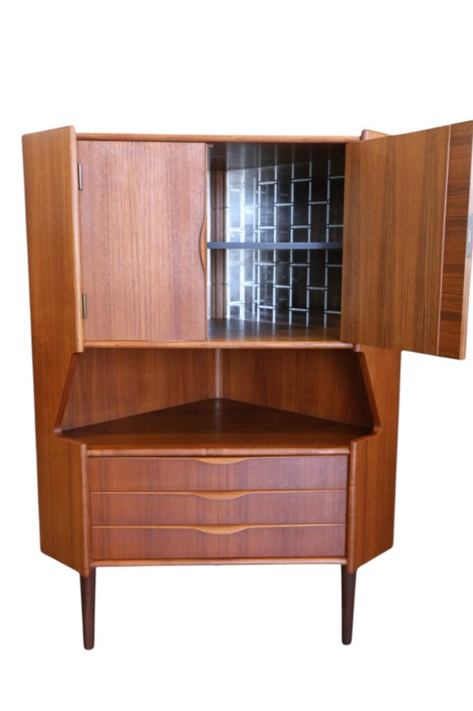 Hörnskåp/barskåp i teak Gunni Omann för Omann Jun. 89×59×122 cm