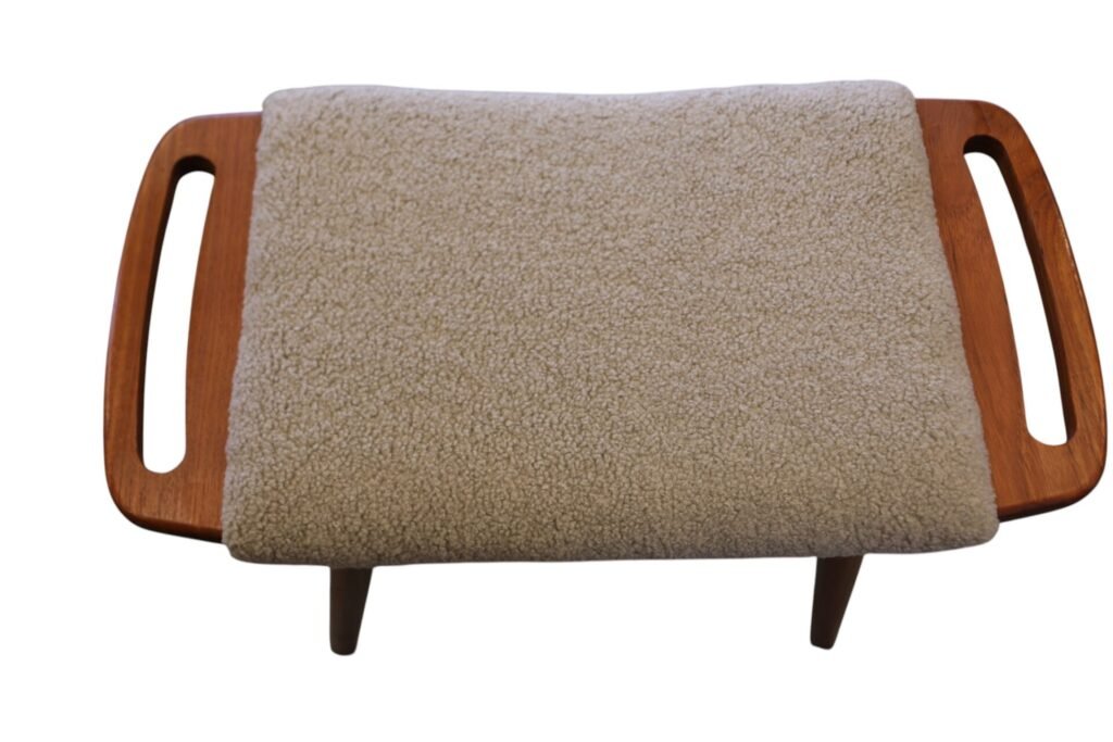 Dansk pall i teak med teakhandtag. 59x32x44 cm