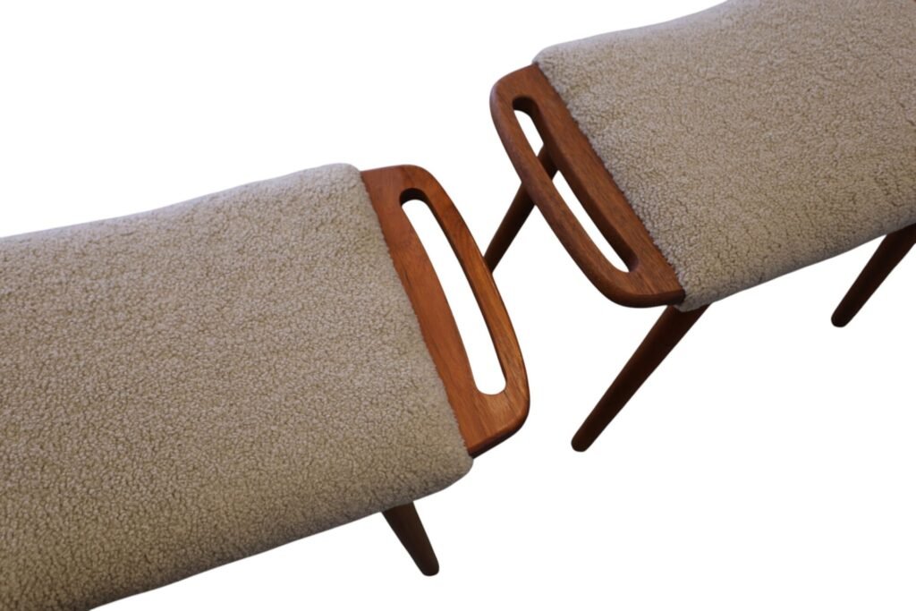 Dansk pall i teak med teakhandtag. 59x32x44 cm