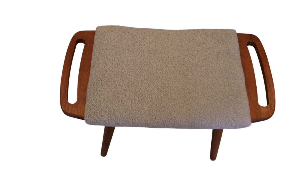 Dansk pall i teak med teakhandtag. 59x32x44 cm