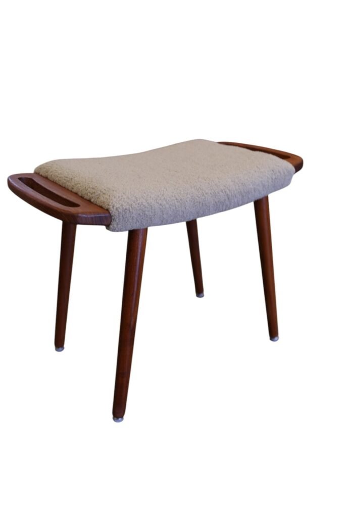 Dansk pall i teak med teakhandtag. 59x32x44 cm