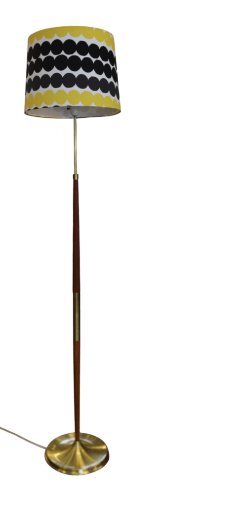 Dansk golvlampa i teak och mässing. 148 cm hög