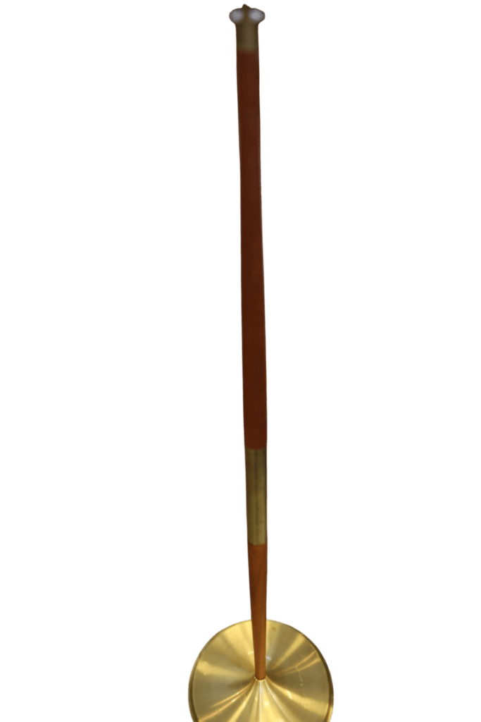 Dansk golvlampa i teak och mässing. 148 cm hög