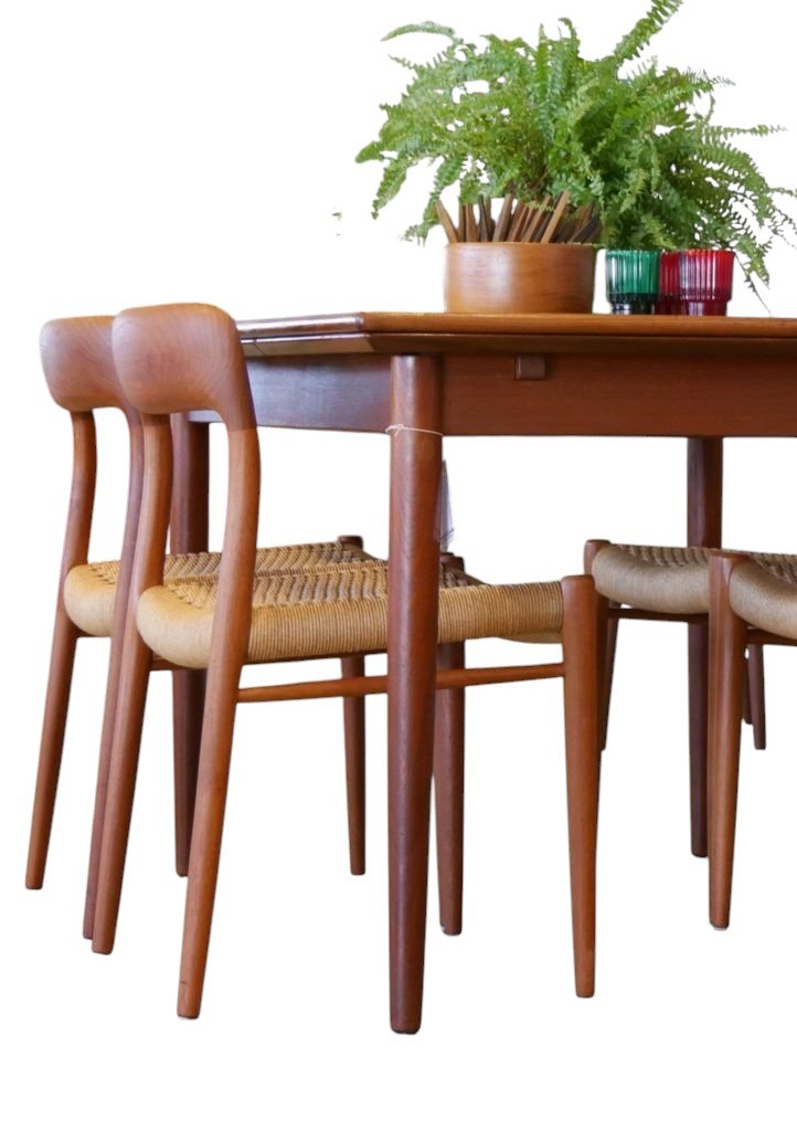 Niels Møller modell 75 stol i teak och flätad sits. 50 cm bred