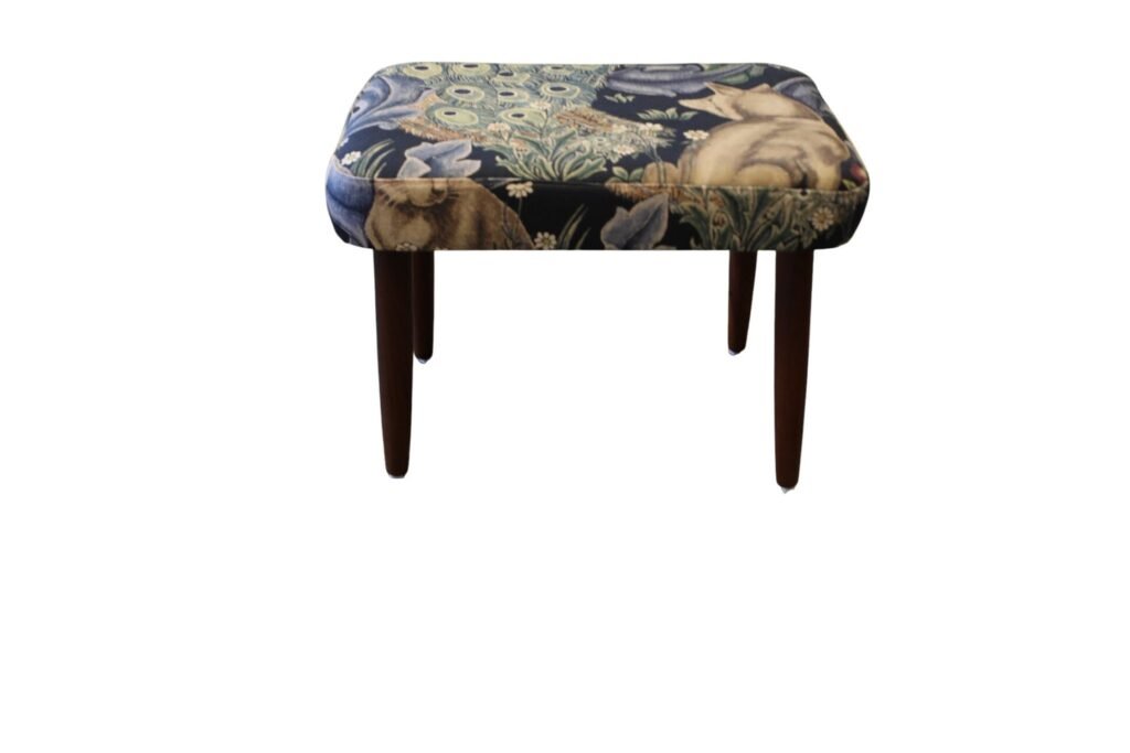 Dansk pall i teak med tyget Forest från Morris & Co. 50x35x36 cm