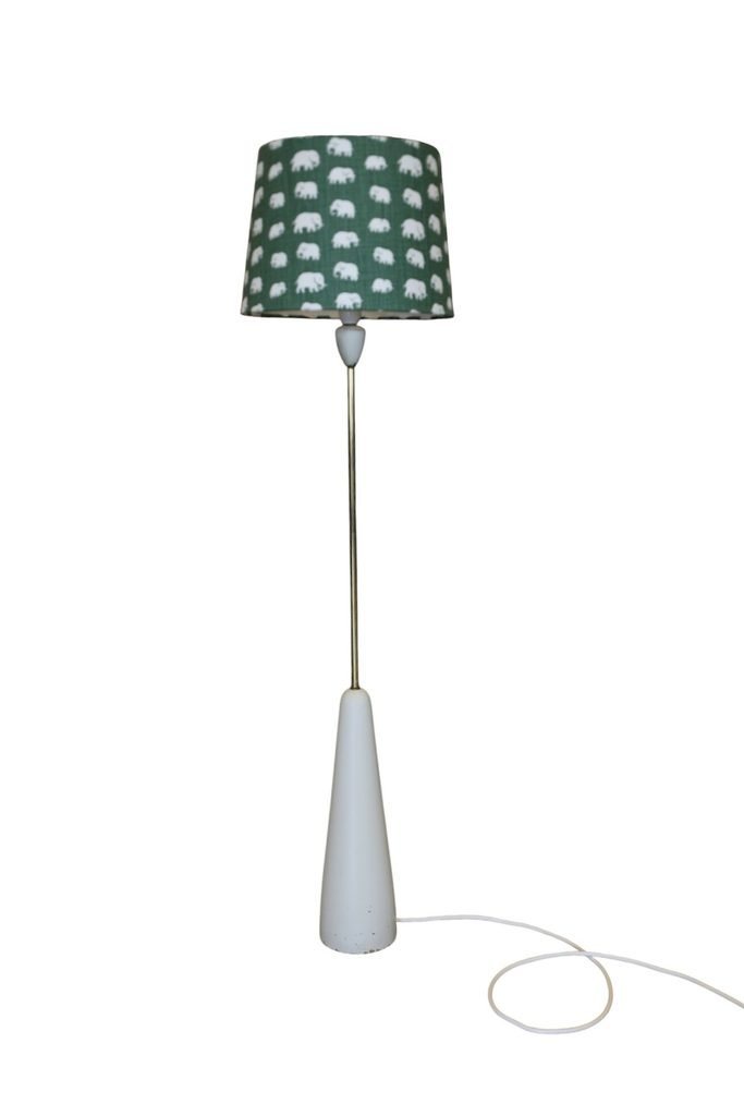 Golvlampa från 1950-talet i mässing och naturvitt trä. 105 cm hög