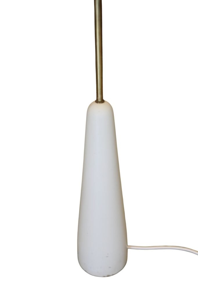 Golvlampa från 1950-talet i mässing och naturvitt trä. 105 cm hög