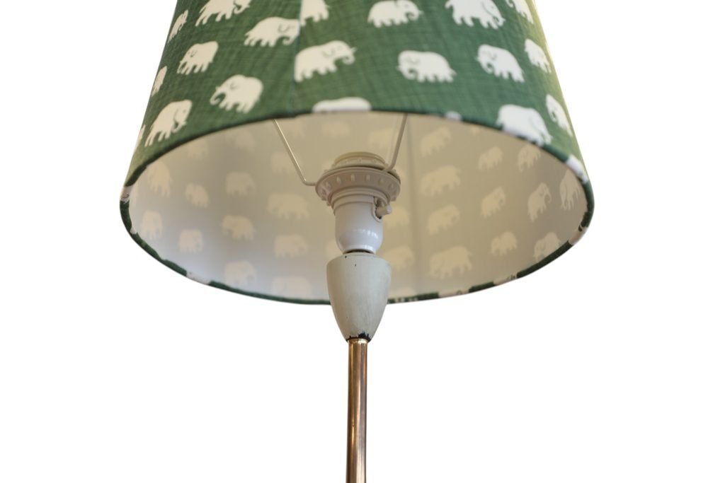 Golvlampa från 1950-talet i mässing och naturvitt trä. 105 cm hög