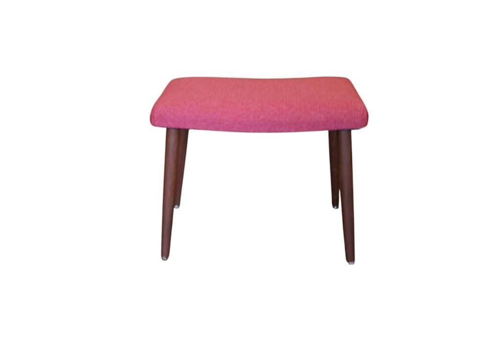 Dansk pall i teak med ceriserosa sits. 49x32x37 cm