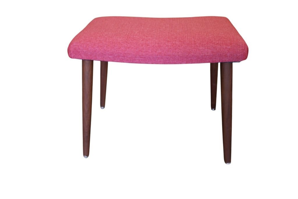 Dansk pall i teak med ceriserosa sits. 49x32x37 cm