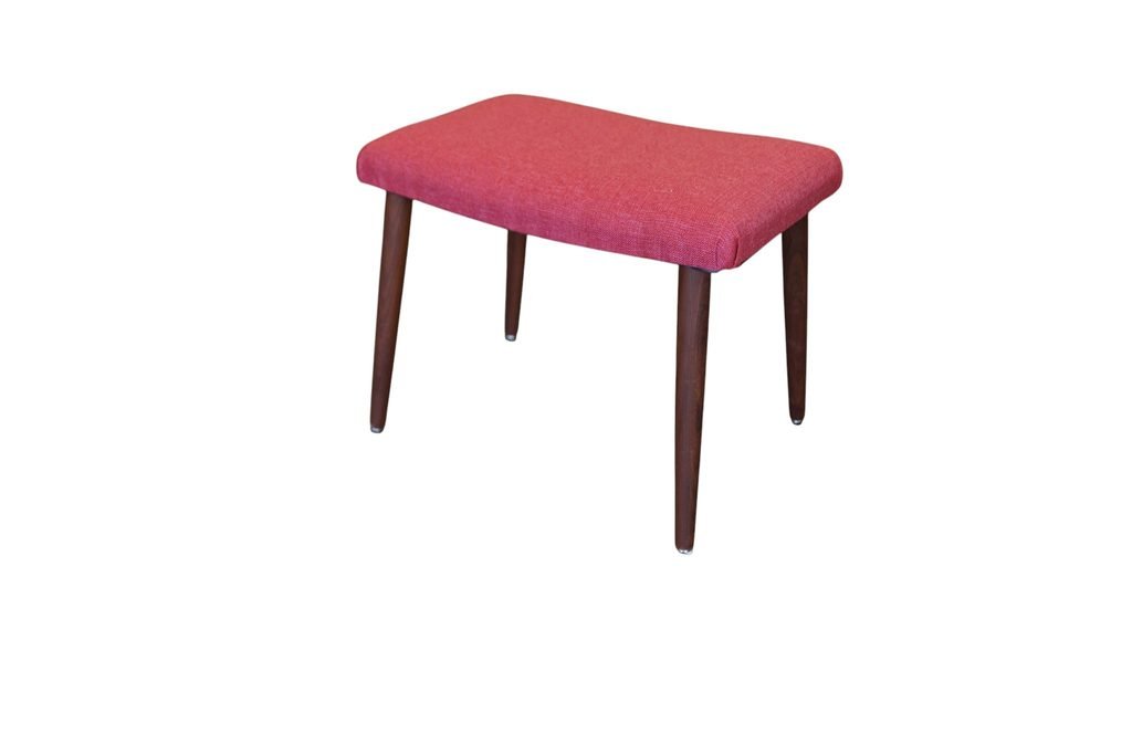Dansk pall i teak med ceriserosa sits. 49x32x37 cm