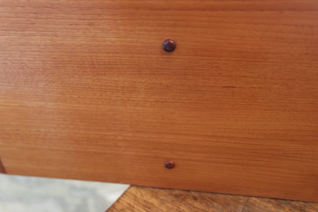 Vitrinskåp/vägghängt sideboard i teak HP Hansen Danmark. 160x32x50 cm