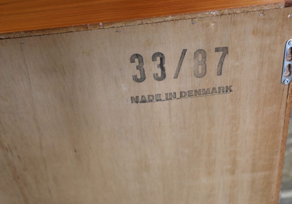 Vitrinskåp/vägghängt sideboard i teak HP Hansen Danmark. 160x32x50 cm