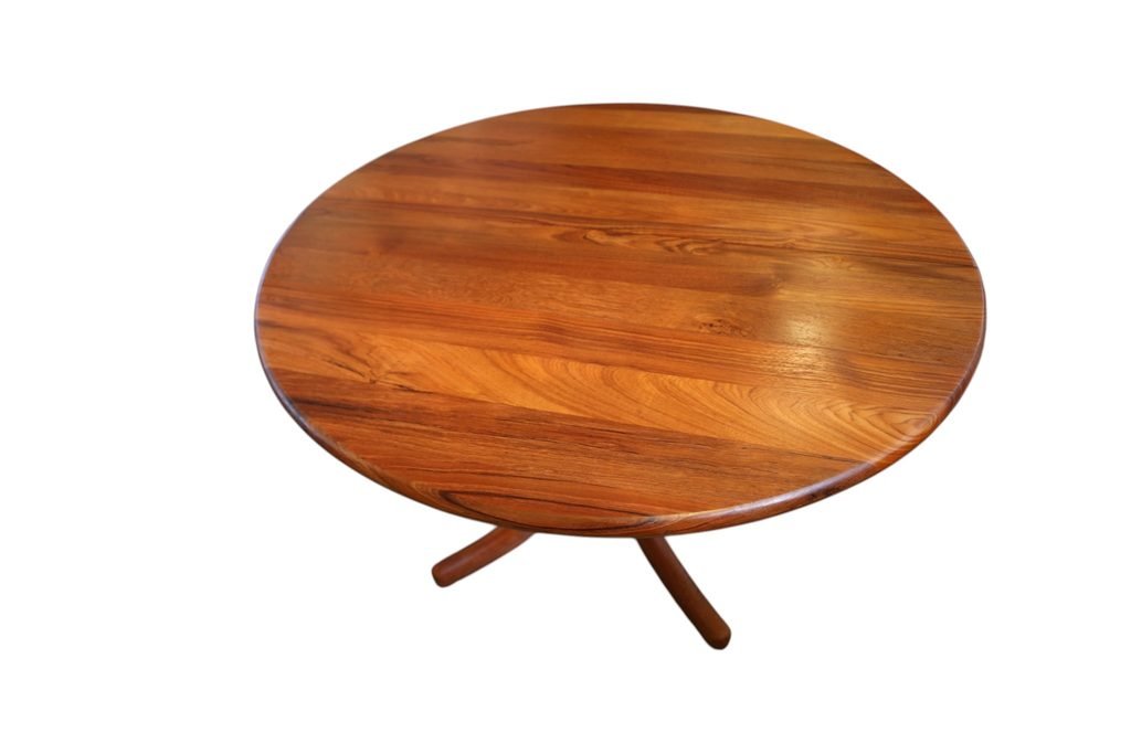 Runt danskt matbord i massiv teak med pelarfot. 110 cm ø + 50 cm