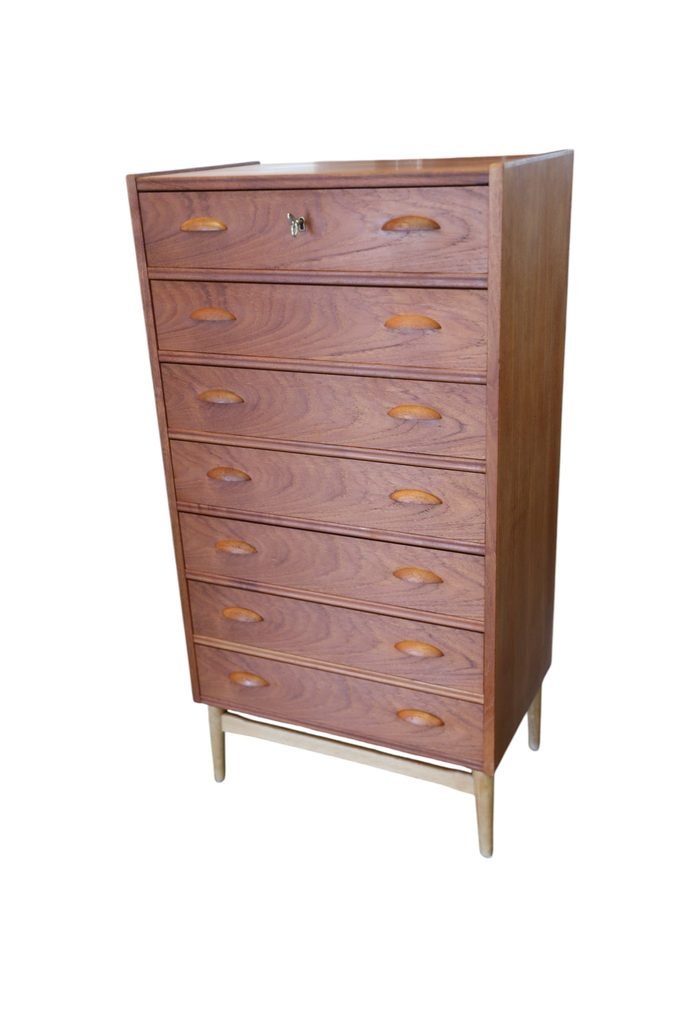 Dansk nätt byrå i teak med sju lådor. 64x41x122 cm