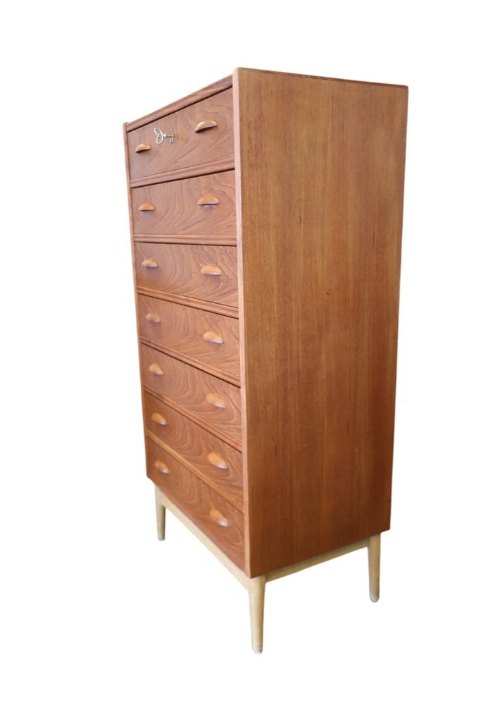 Dansk nätt byrå i teak med sju lådor. 64x41x122 cm