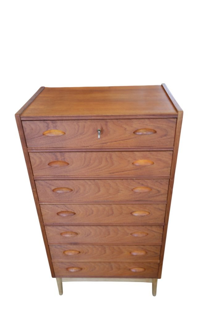 Dansk nätt byrå i teak med sju lådor. 64x41x122 cm