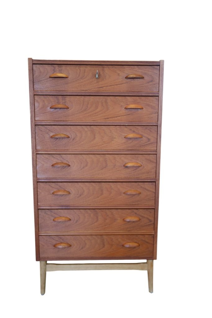Dansk nätt byrå i teak med sju lådor. 64x41x122 cm
