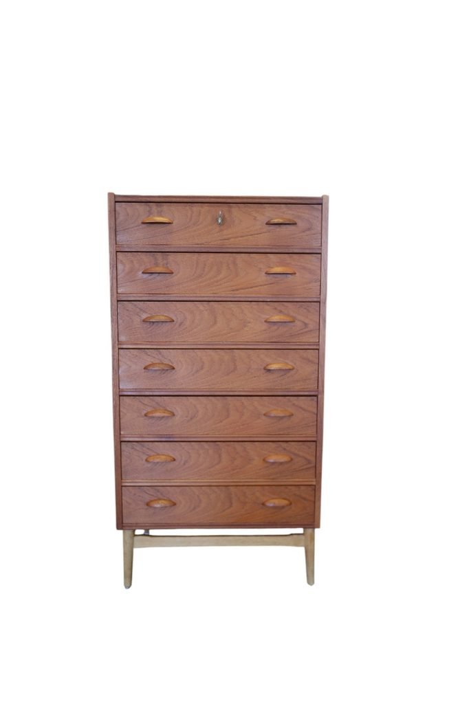 Dansk nätt byrå i teak med sju lådor. 64x41x122 cm