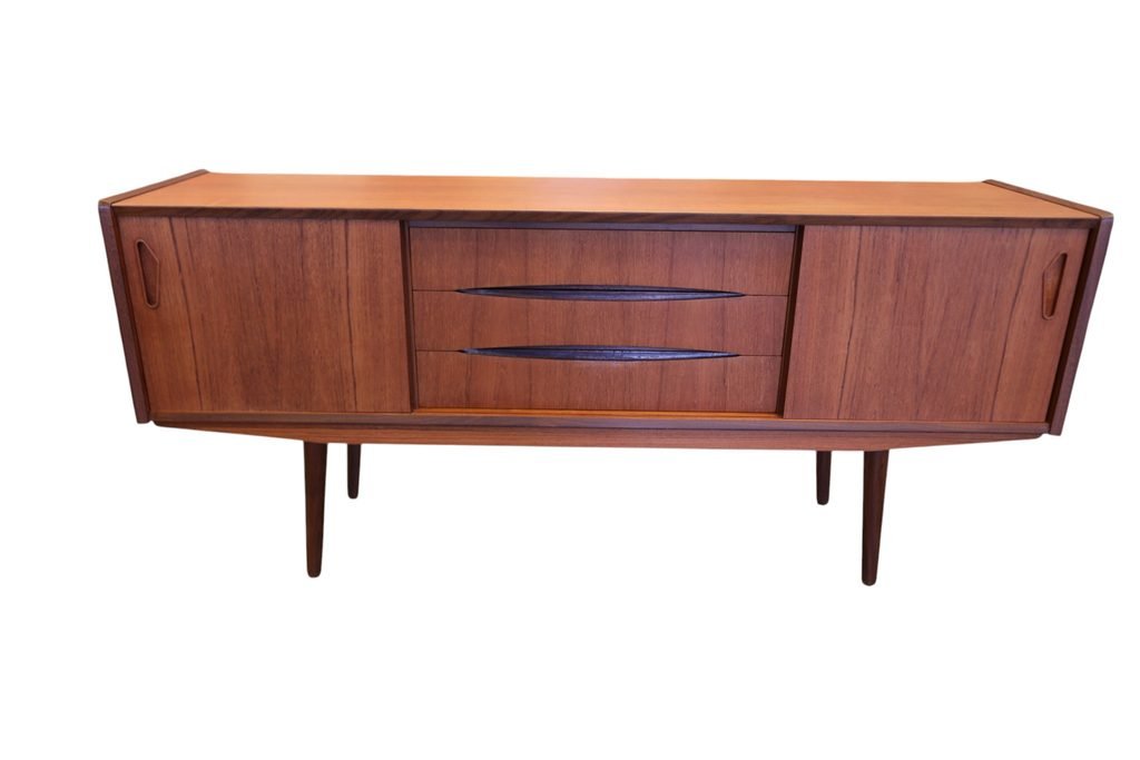 Danskt sideboard i teak med skjutluckor och snedställda ben. 165x43x73 cm