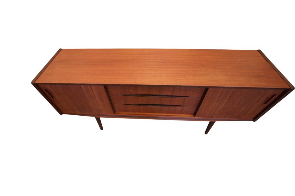 Danskt sideboard i teak med skjutluckor och snedställda ben. 165x43x73 cm