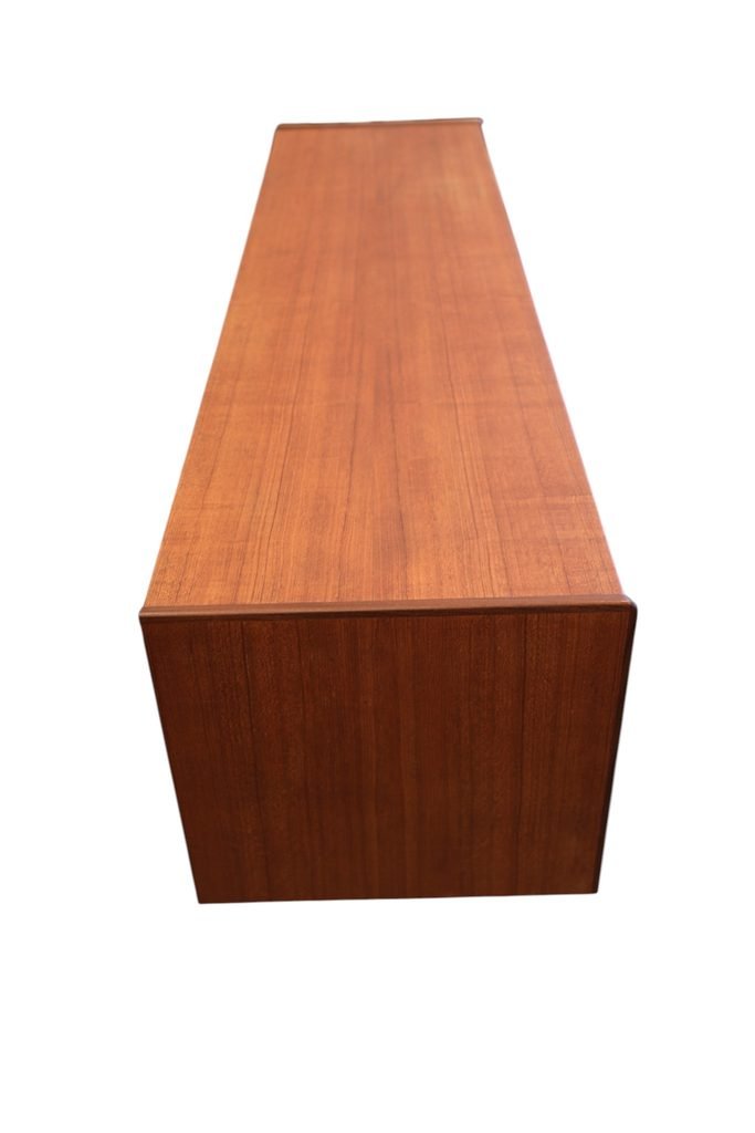 Danskt sideboard i teak med skjutluckor och snedställda ben. 165x43x73 cm