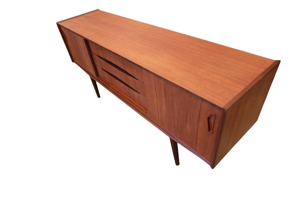 Danskt sideboard i teak med skjutluckor och snedställda ben. 165x43x73 cm