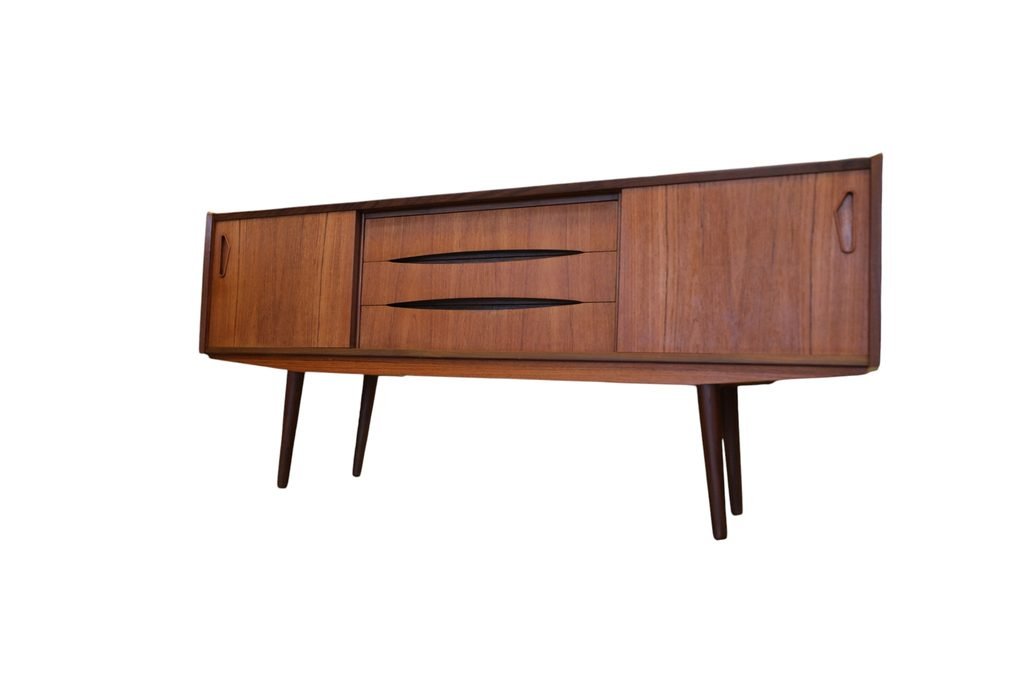 Danskt sideboard i teak med skjutluckor och snedställda ben. 165x43x73 cm